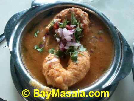 saravanaa bhavan sambar vada   - Image © BayMasala.com